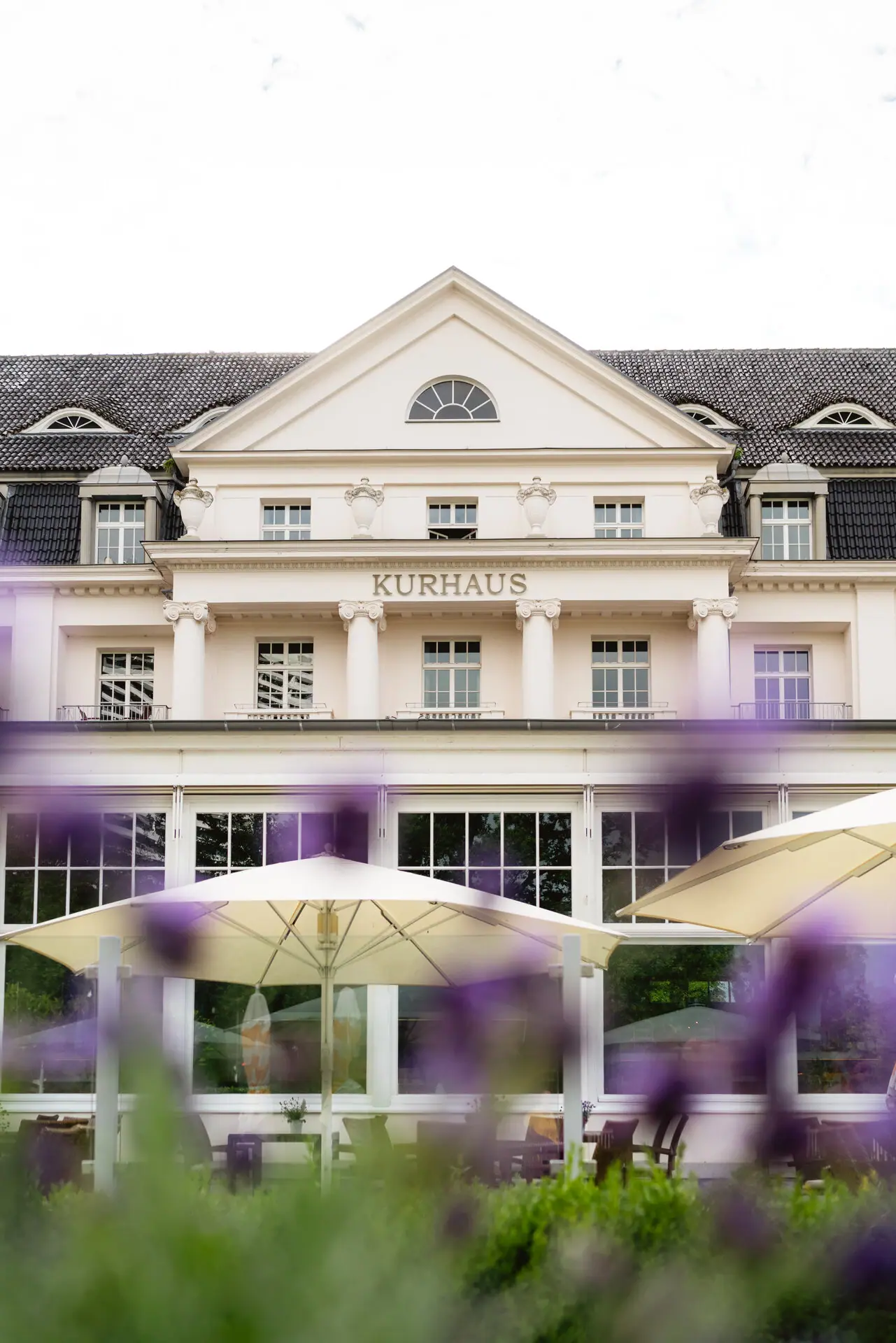 Ein Gebäude mit einem großen Fenster und einem großen Sonnenschirm.