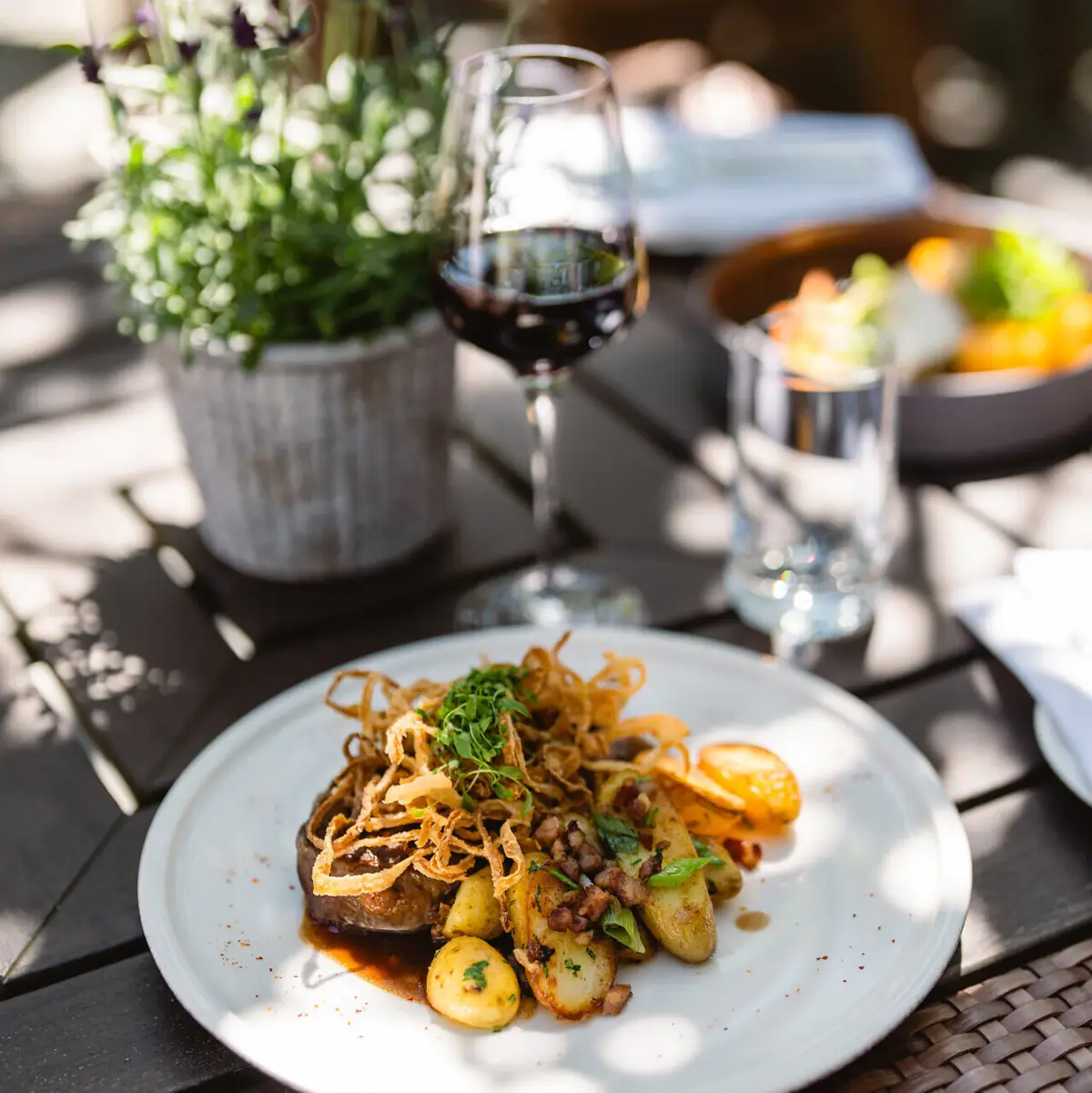 Ein Teller mit Essen und ein Glas Wein.