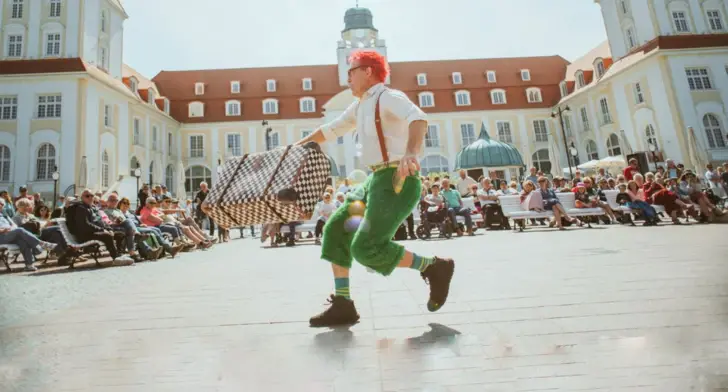 Clown jongliert auf dem Kurplatz Binz