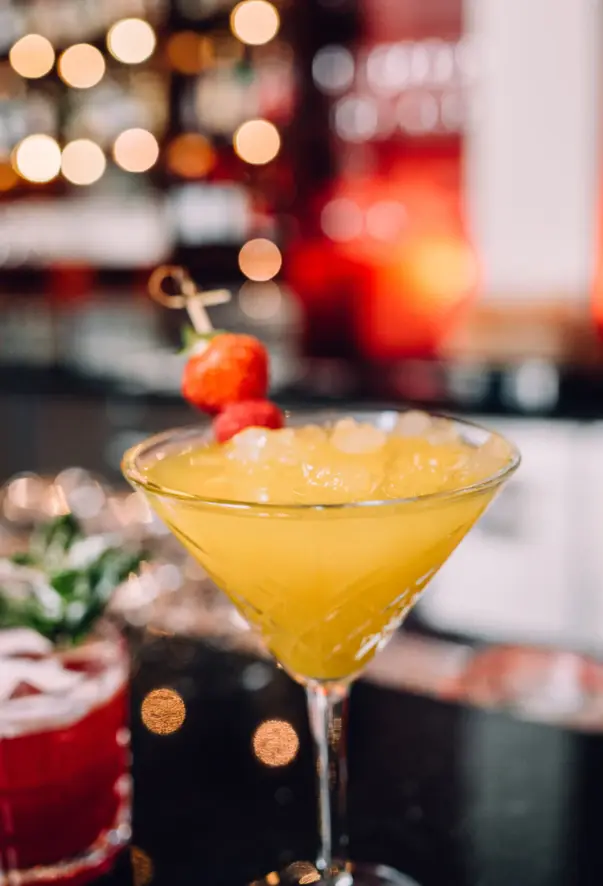 Ein Barkeeper mixt einen Cocktail an der Bar.
