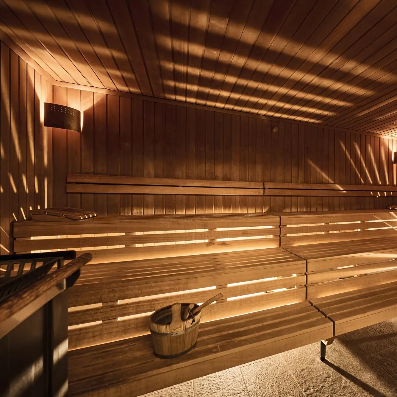 Holzsauna mit Beleuchtung