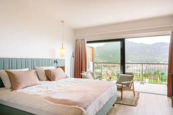 Modern eingerichtetes Doppelzimmer im A-ROSA Gardasee mit Blick über den See.