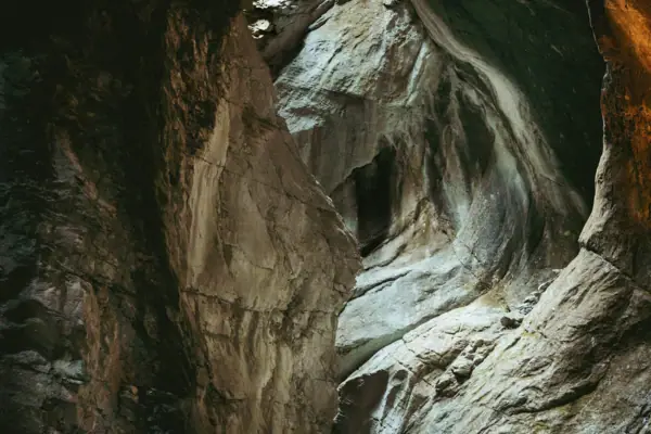 Höhle mit einem Loch in der Wand, umgeben von natürlichen Felsformationen.