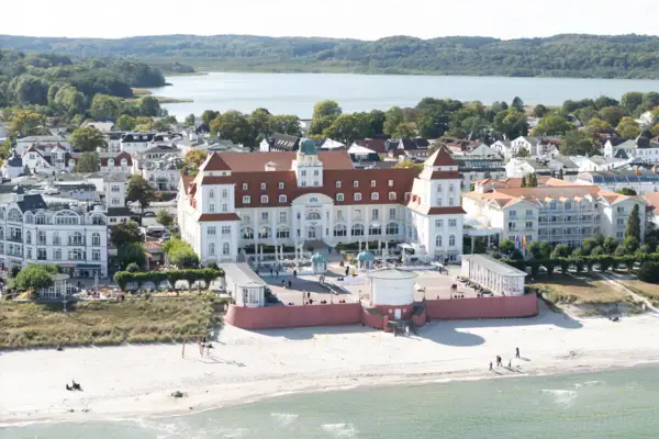 Ein großes Gebäude am Strand.