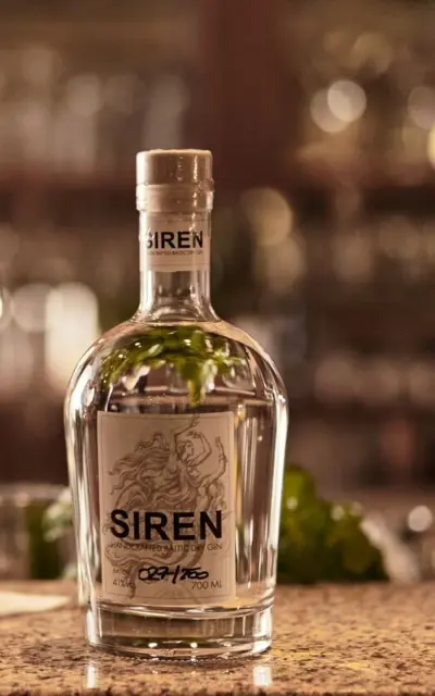 Eine Flasche "Siren" Gin auf einer Theke.