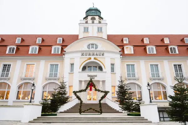 Außenansicht Kurhaus Binz Weihnachten Außenansicht vom A-ROSA Hotel Kurhaus Binz an Weihnachten mit Weihnachtsdeko.