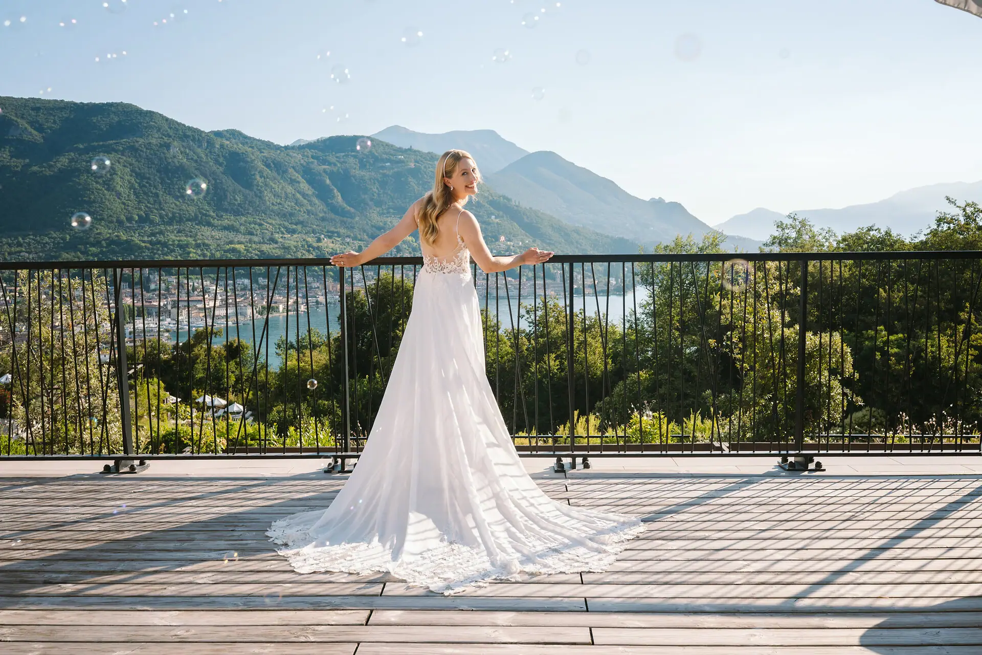 Terrasse der A-ROSA Suite im A-ROSA Gardasee Braut im Hochzeitskleid auf der Terrasse der A-ROSA Suite mit Blick über den Gardasee.