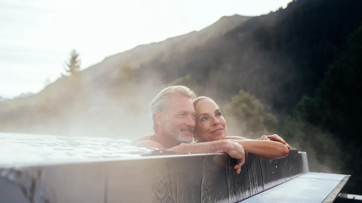 Ein Mann und eine Frau im Pool.