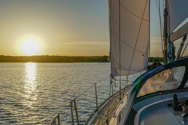Segelboot auf dem Wasser