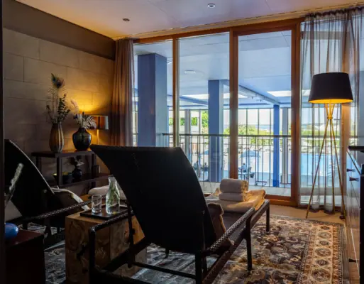 Ein Zimmer mit großer Glastür und großer Terrasse.