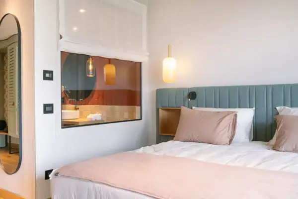 Stilvolles Doppelzimmer mit eleganter Einrichtung und Blick ins Grüne im A-ROSA Gardasee