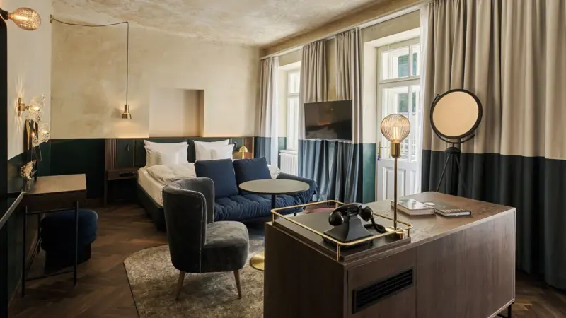 Ein Zimmer mit einem Bett und einem Sofa.