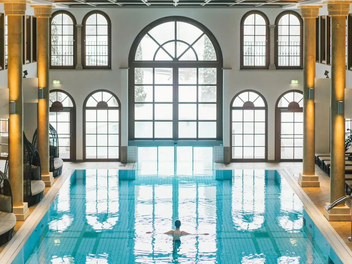 Eine Person im Schwimmbecken.