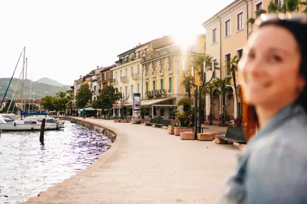 Eine Frau blickt auf ein Gewässer.