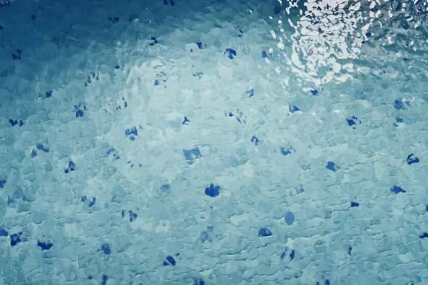 Ein beleuchteter Swimmingpool mit klarem Wasser.