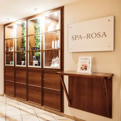 SPA-ROSA Wernigerode Ein Raum mit einem Schrank und einer Theke.