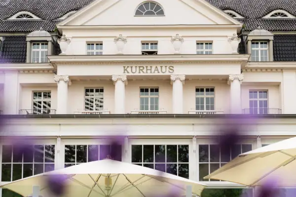 Ein Gebäude mit einem großen Fenster und einem großen Sonnenschirm.