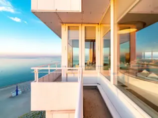 Balkon mit Blick auf das Meer, umgeben von einer klaren Himmels- und Wassersicht.