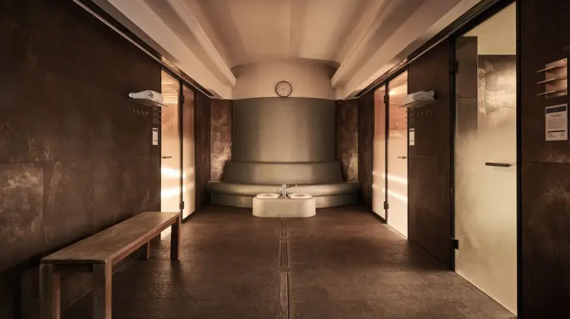 Ein SPA Bereich mit verschiedenen Zugängen zu Saunen und Dampfbädern.