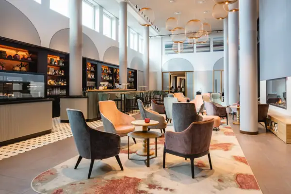 Ein Raum mit Stühlen und Tischen.