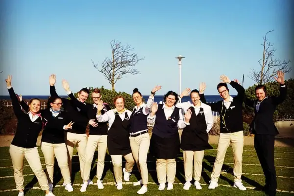 Eine Gruppe von Menschen posiert für ein Foto im Freien.