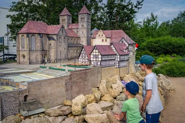 Zwei Jungen betrachten ein Modell eines Schlosses.