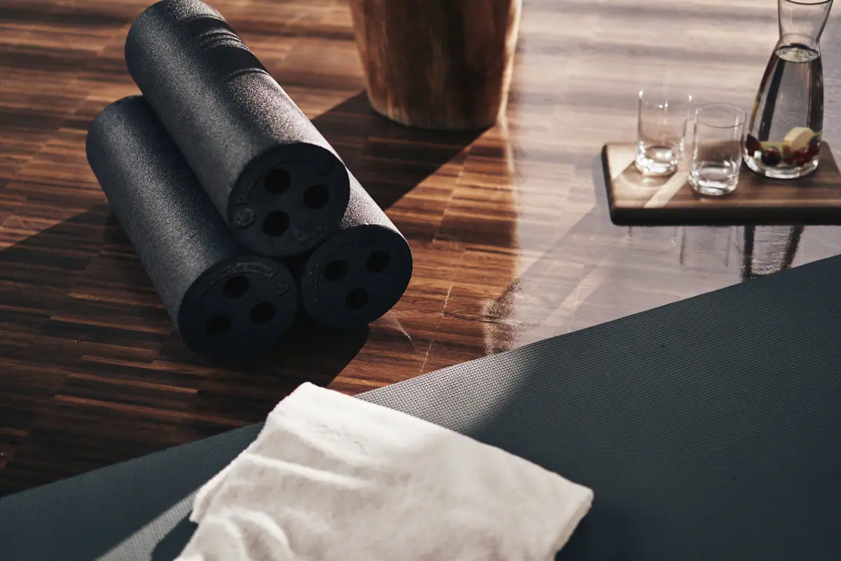 Yogamatten und Gläser auf einem Tisch