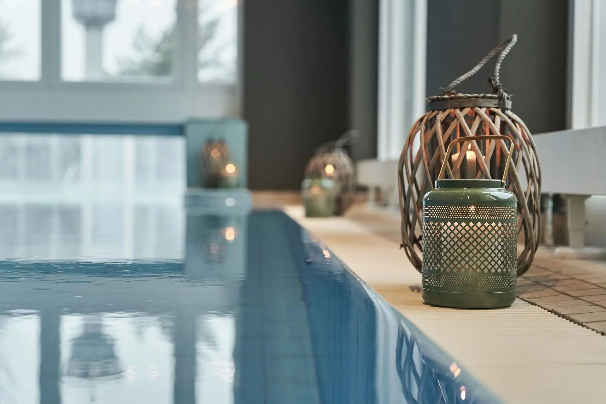 Ein Pool mit einem Kerzenhalter und Kerzen.