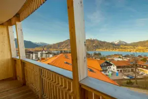 Blick vom Balkon Blick auf eine Stadt von einem Balkon mit Himmel und Wolken im Hintergrund.