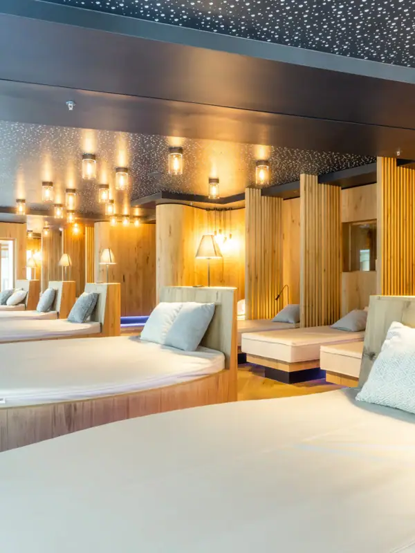 Ein Zimmer mit Betten und Beleuchtung.