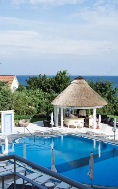 Pool mit Reetdach und Pavillon im Freien