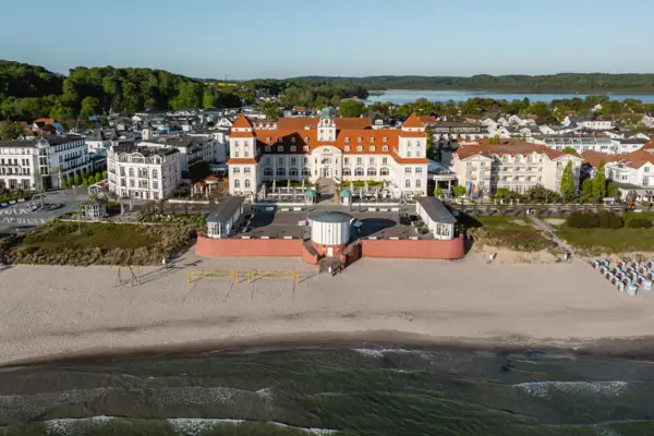 Großes Gebäude am Strand mit Wasser und Himmel im Hintergrund.