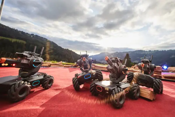 Roboter Eine Gruppe von Robotern auf einer roten Fläche.
