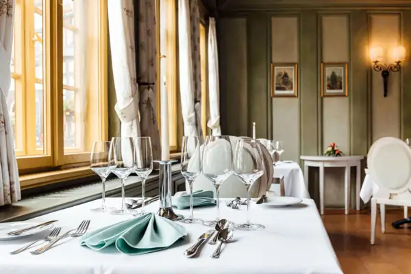 Ein Tisch mit Gläsern und Besteck.