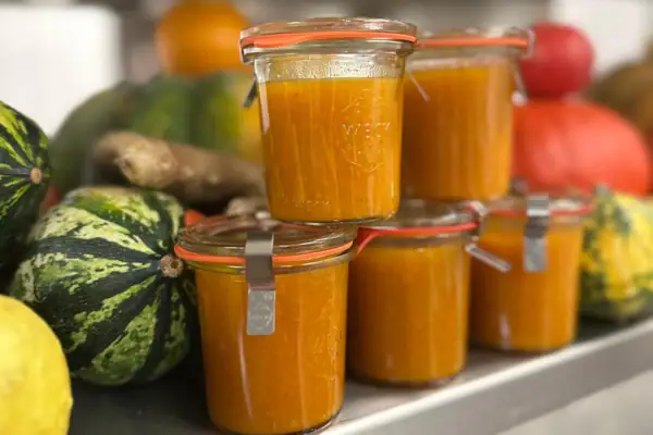 Gläser mit Orangenmarmelade auf einem Regal