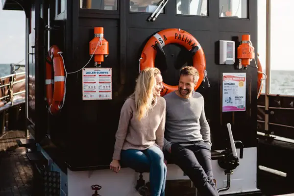 Bootstour List Ein Mann und eine Frau sitzen auf einem Boot.