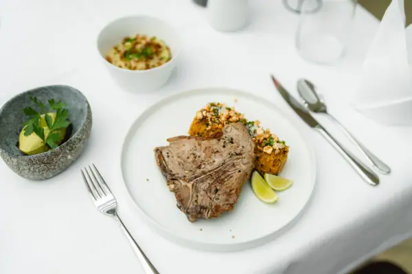 Ein Teller mit Essen auf einem Tisch.