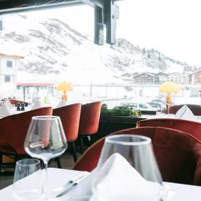 Ein Restaurant mit gedeckten Tischen und Weingläsern.