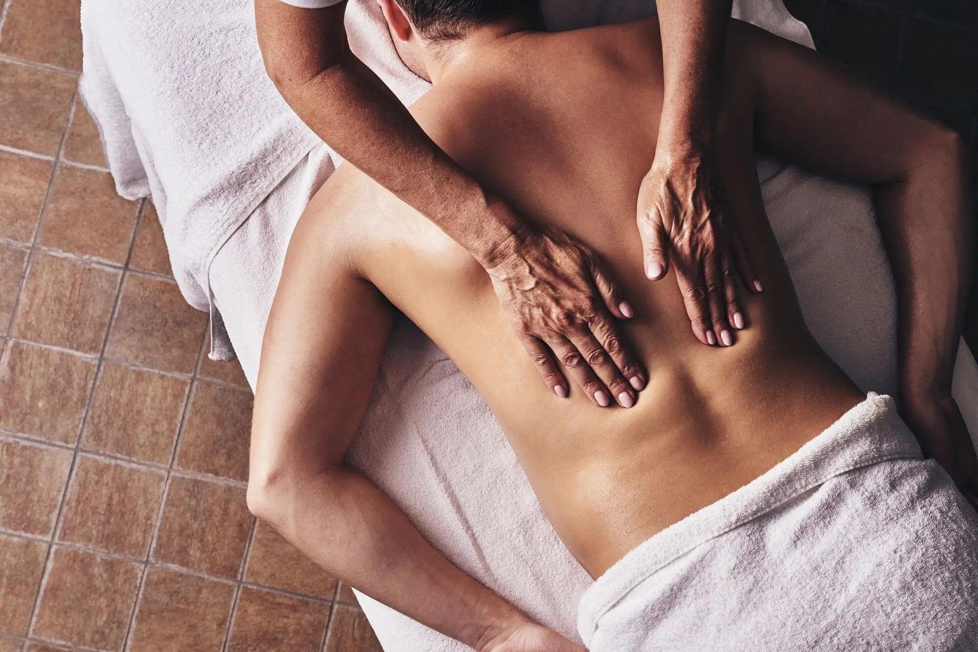 Eine Person erhält eine Rückenmassage.