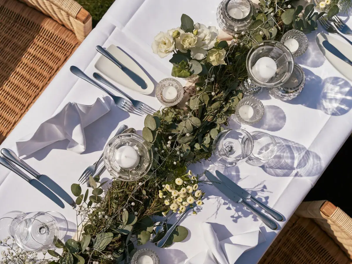 Ein Tisch mit Blumen und Kerzen.