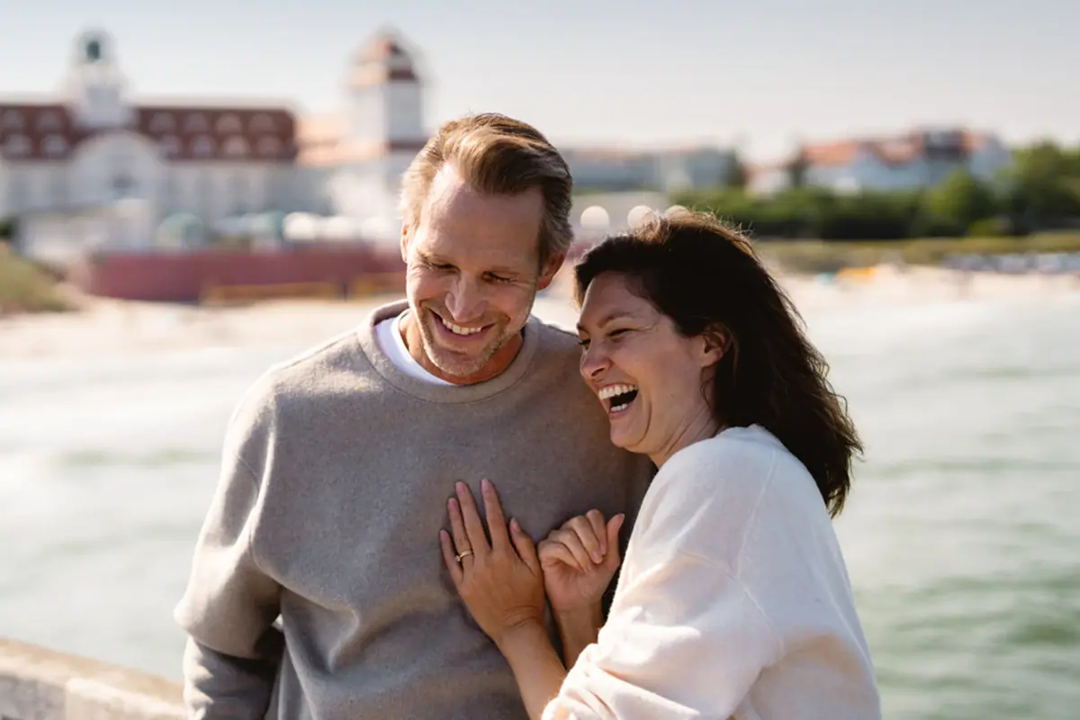 Ein Mann und eine Frau lachen sich an.