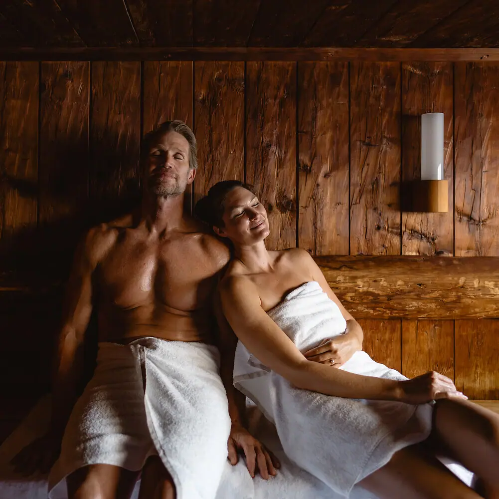 Ein Mann und eine Frau in einer Sauna.
