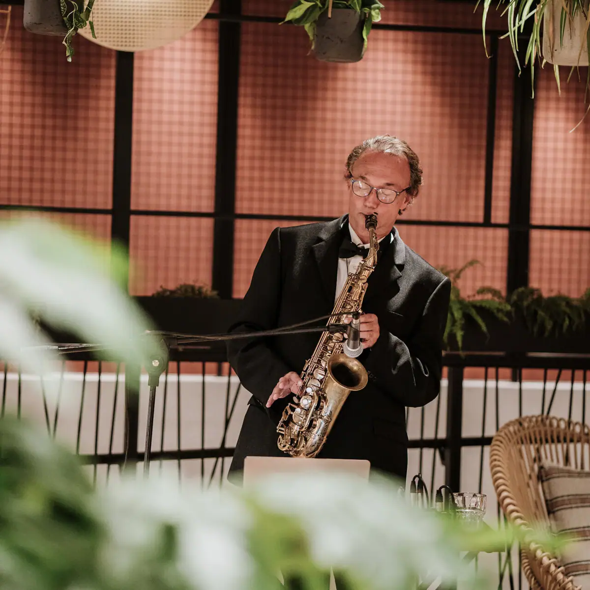 Ein Musiker spielt Saxophon bei einem Live-Auftritt im A-ROSA Gardasee und sorgt für stimmungsvolle Unterhaltung.