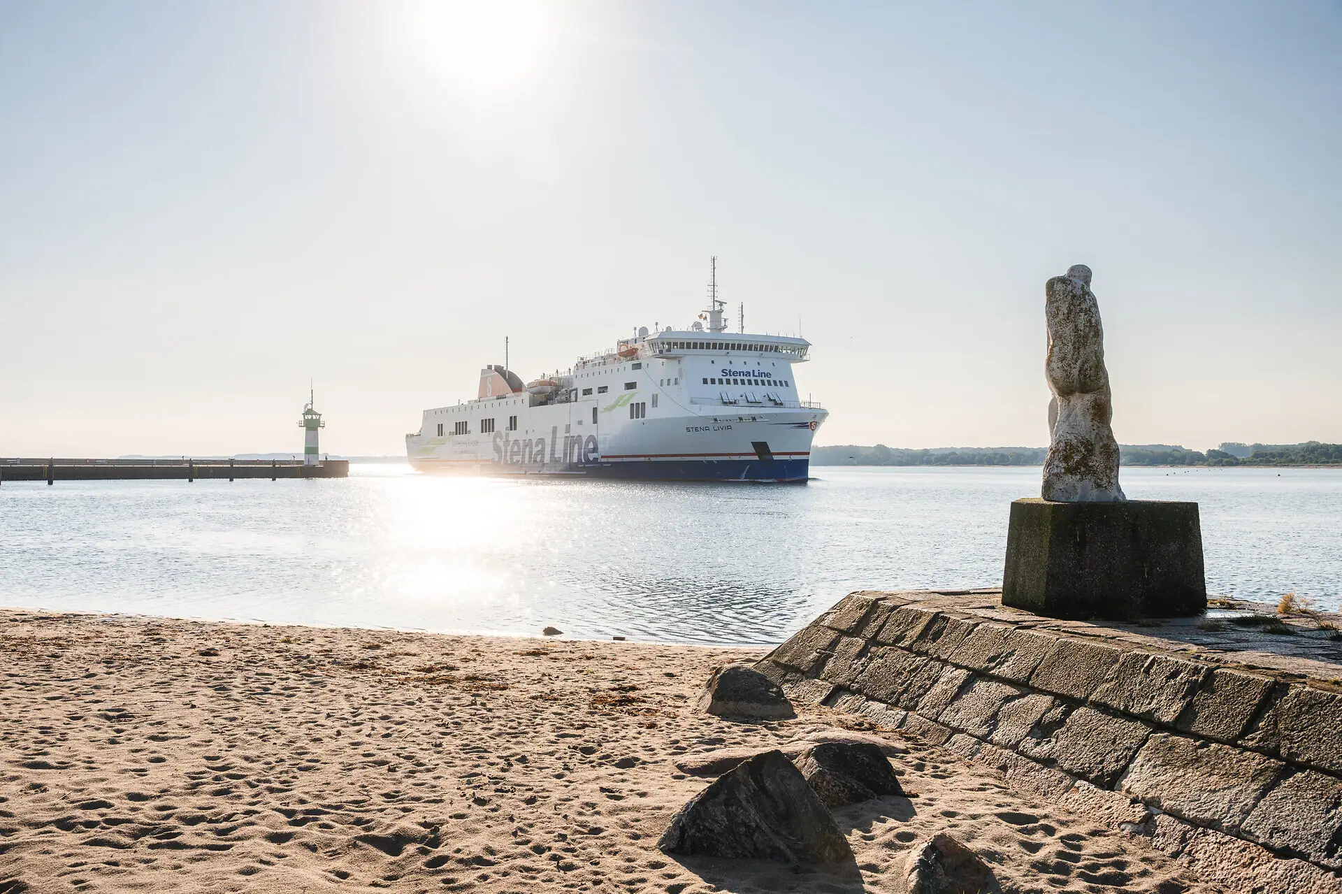Ein großes weißes Schiff auf dem Wasser.