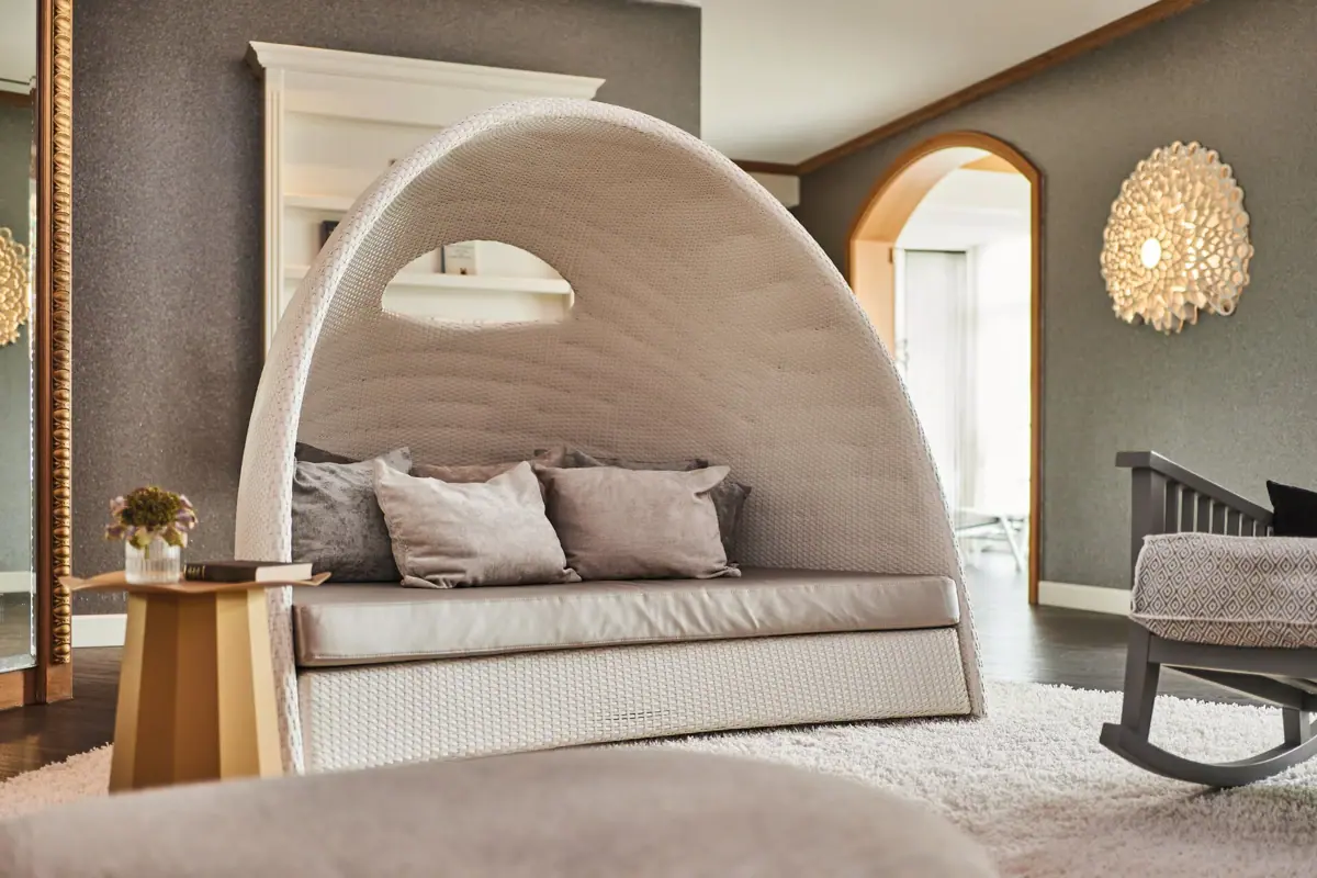 Ein Daybed mit Kissen im SPA-ROSA Binz.