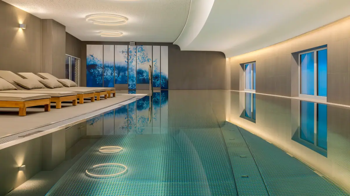 Poolbereich Ein Hallenbad in einem Gebäude.