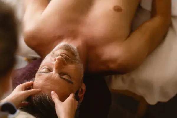 Ein Mann liegt entspannt auf einem Massagetisch.