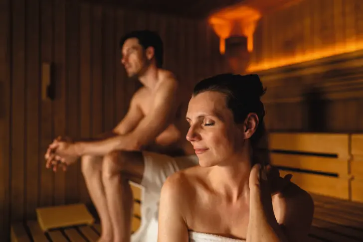 Ein Mann und eine Frau in einer Sauna.