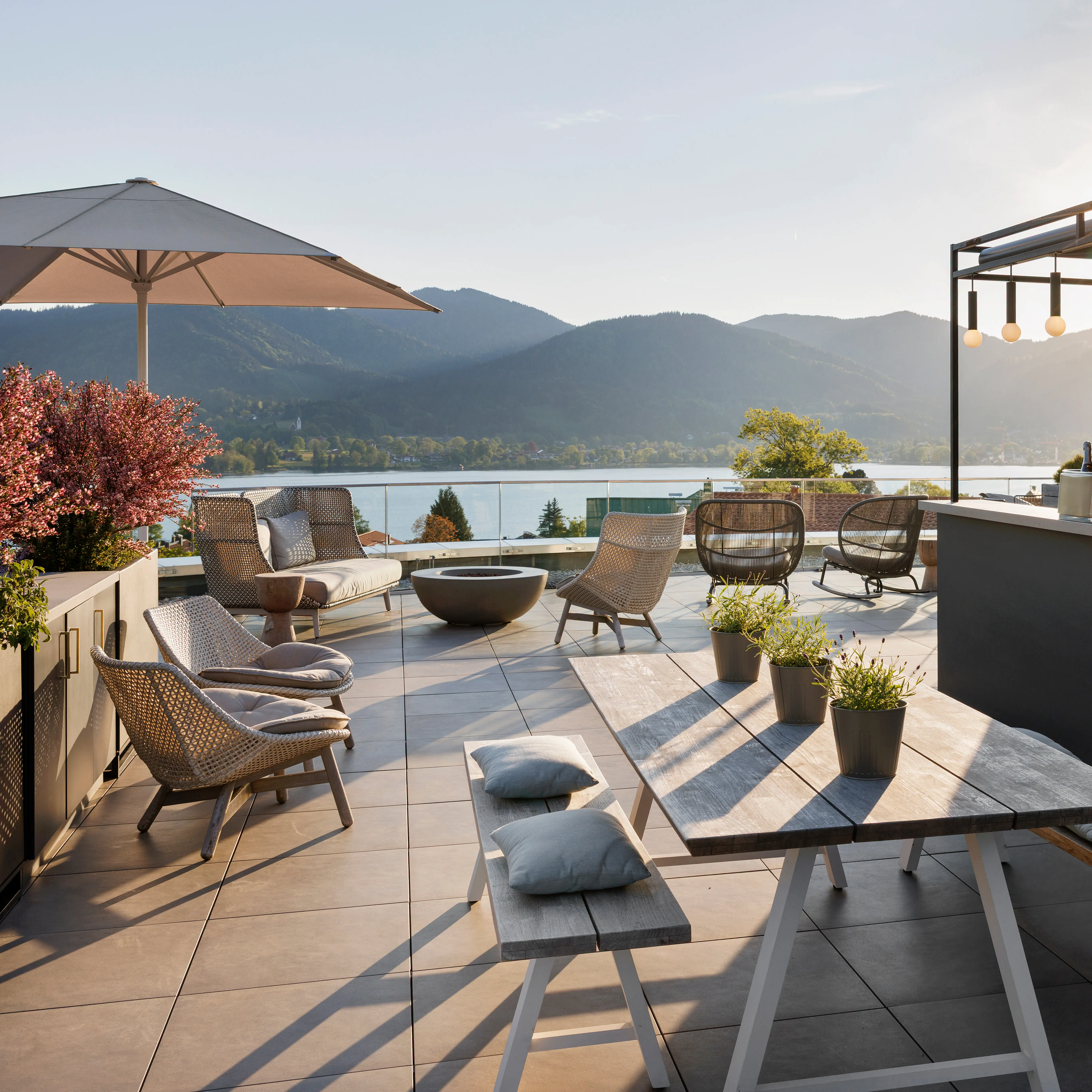 Last-Minute Terrasse mit Tisch und Stühlen, Bar und Blick auf einen See.
