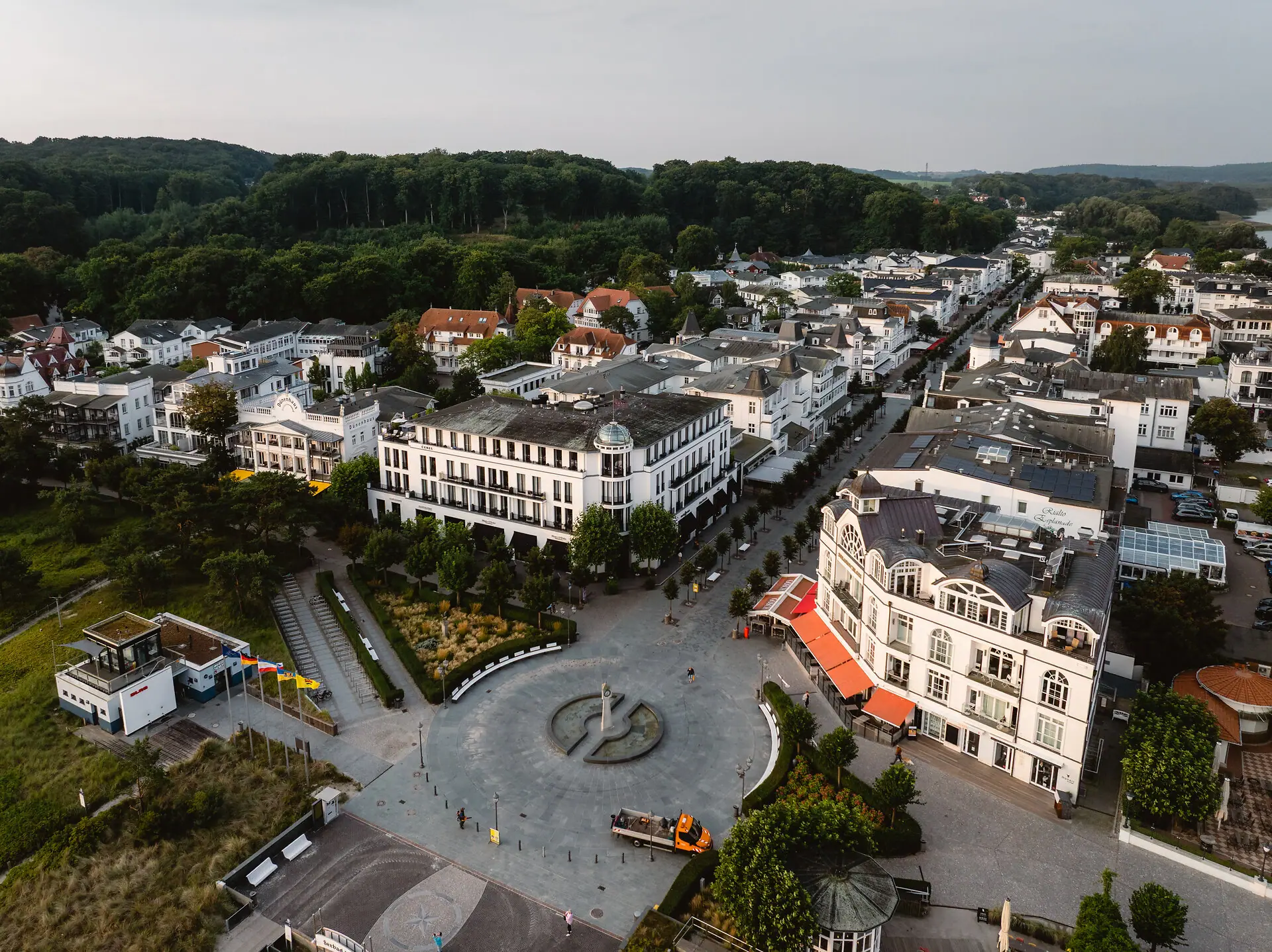 Vogelperspektive auf eine Stadt mit vielen Gebäuden und Bäumen.